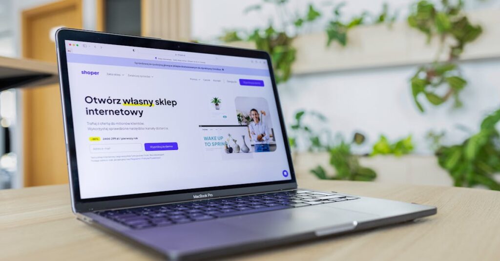 alt_text: "Email marketer z laptopem, analizujący dane kampanii emailowych i opracowujący strategie."