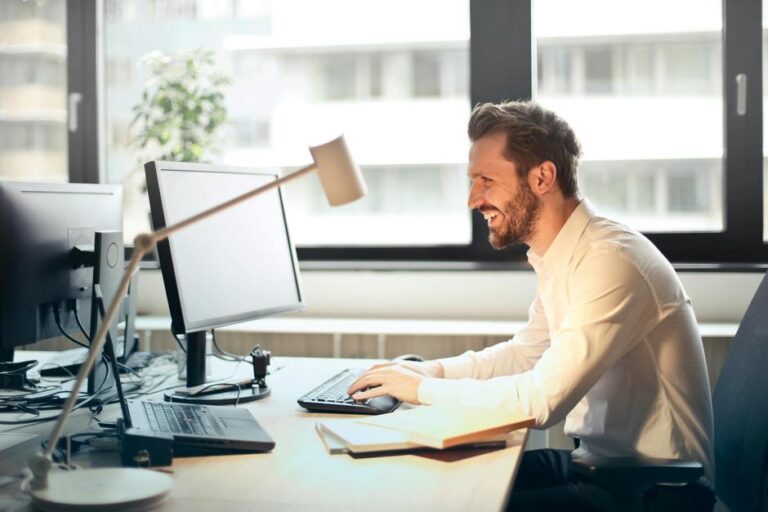 Kampania e-mailowa: kreatywna grafika z wiadomościami i przyciskami CTA."